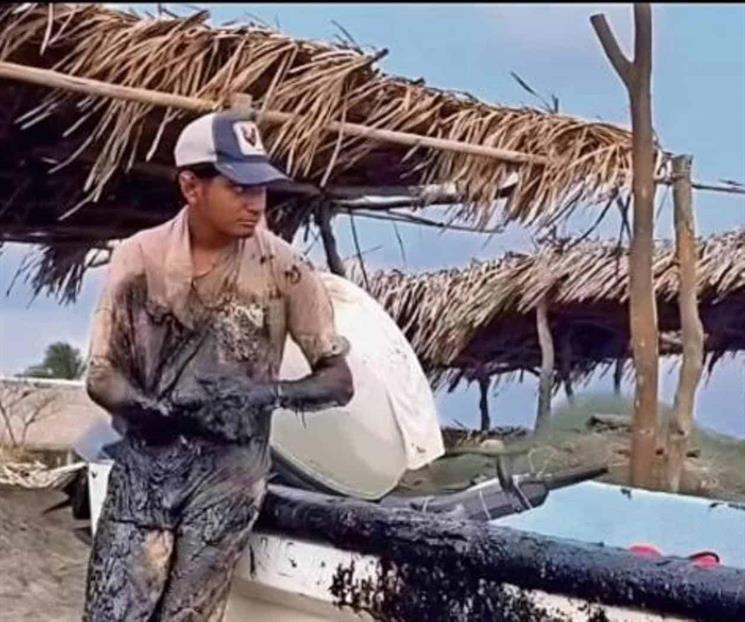 Alertan pescadores por derrame frente a Salina Cruz