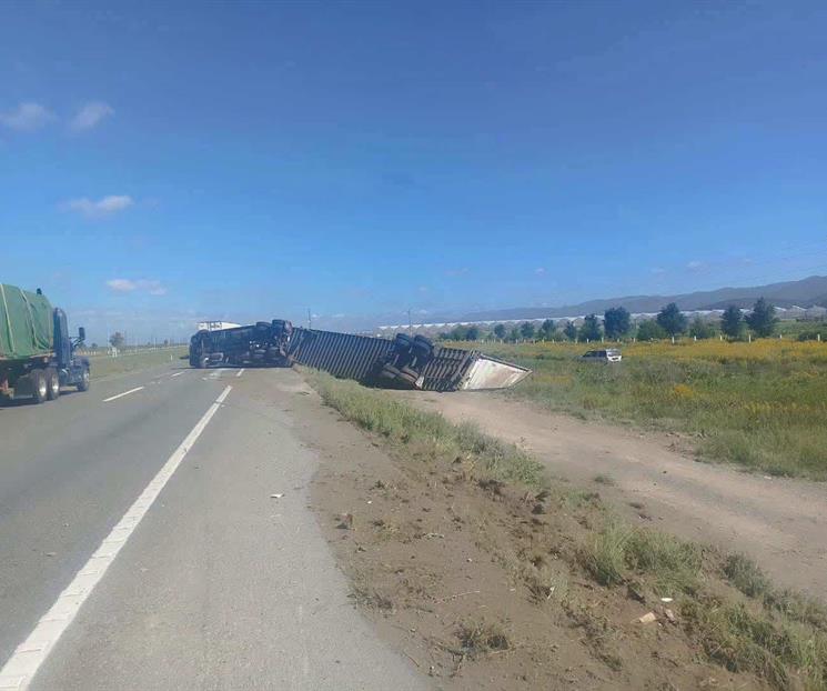 Vuelca tr&aacute;iler en Galeana