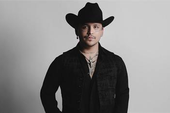 Christian Nodal preparar&iacute;a demanda contra su pap&aacute;