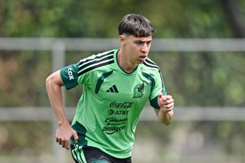 Celebra Mateo Ch&aacute;vez su primer gol mundialista