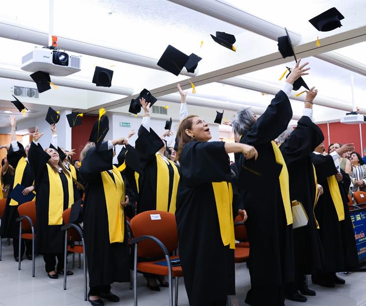 Celebran graduaci&oacute;n de adultos mayores en la UANL