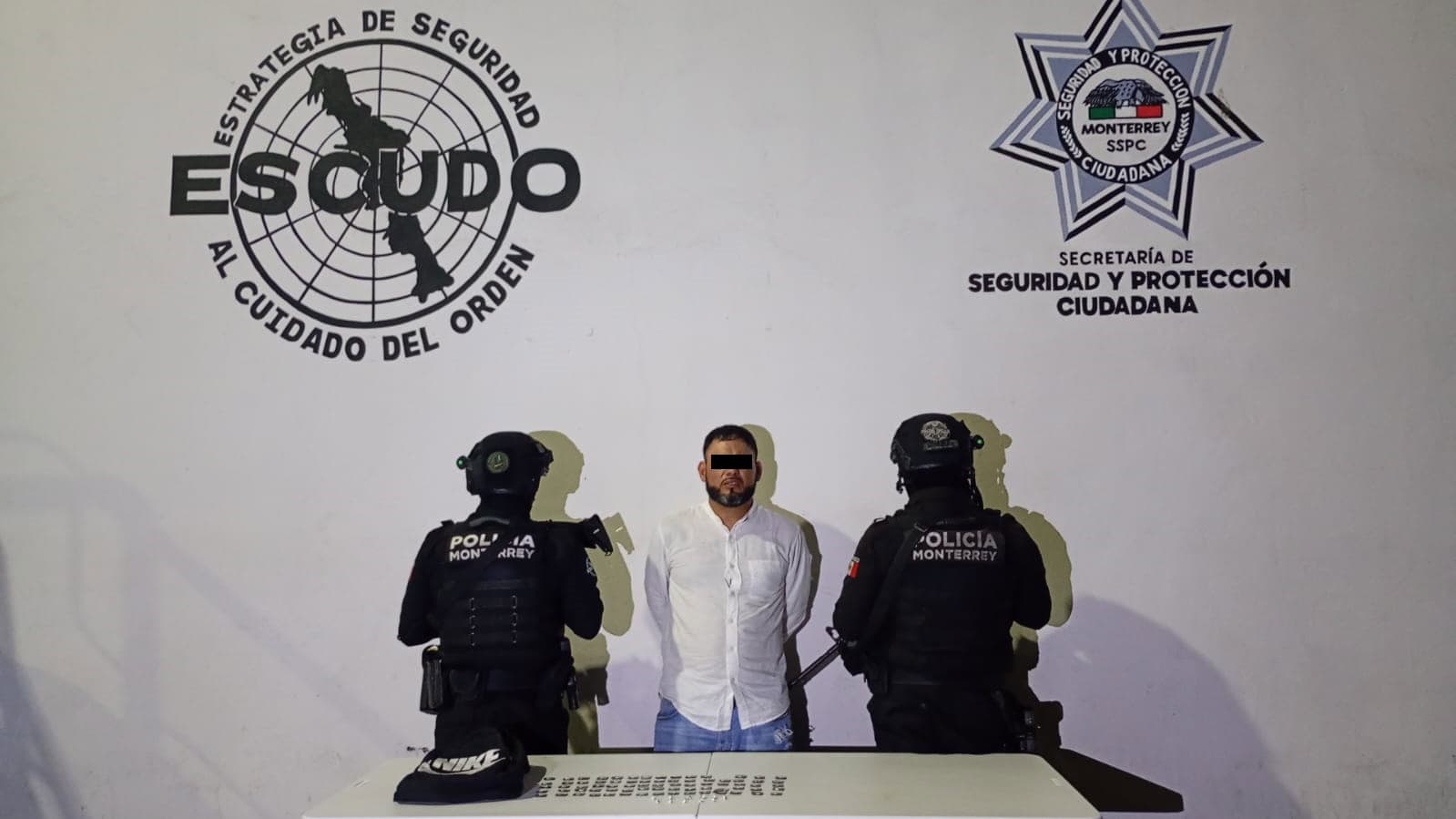 Un hombre que circulaba a bordo de una motocicleta fue detenido por oficiales de la Polic&iacute;a de Monterrey, al presuntamente encontrarle 86 dosis con una sustancia s&oacute;lida similar a la coca&iacute;na en piedra, en la Colonia Valle de Infonavit.