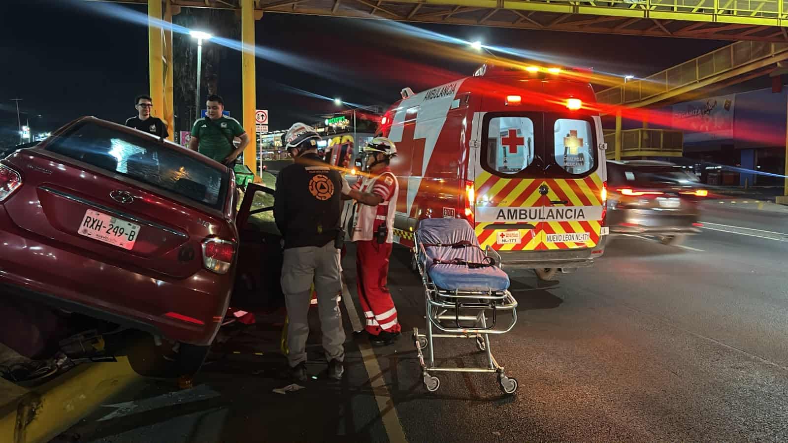 El conductor de una camioneta result&oacute; lesionado luego de estrellarse contra el camell&oacute;n central al perder el control en una curva, la madrugada de ayer en Paseo de los Leones a la altura de la Colonia Cerradas de Cumbres, al poniente del municipio de Monterrey.