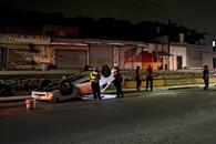 Sufre volcadura y abandona auto