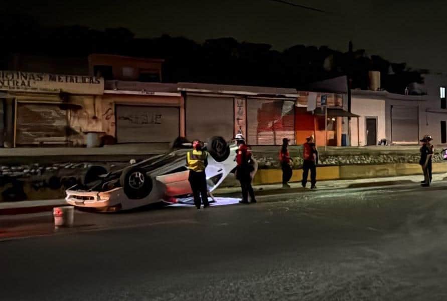 Sufre volcadura y abandona auto