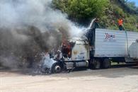 Acaba incendio con tr&aacute;iler