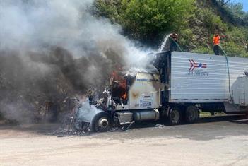 Acaba incendio con tr&aacute;iler