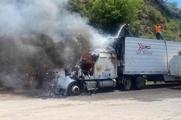 Acaba incendio con tr&aacute;iler