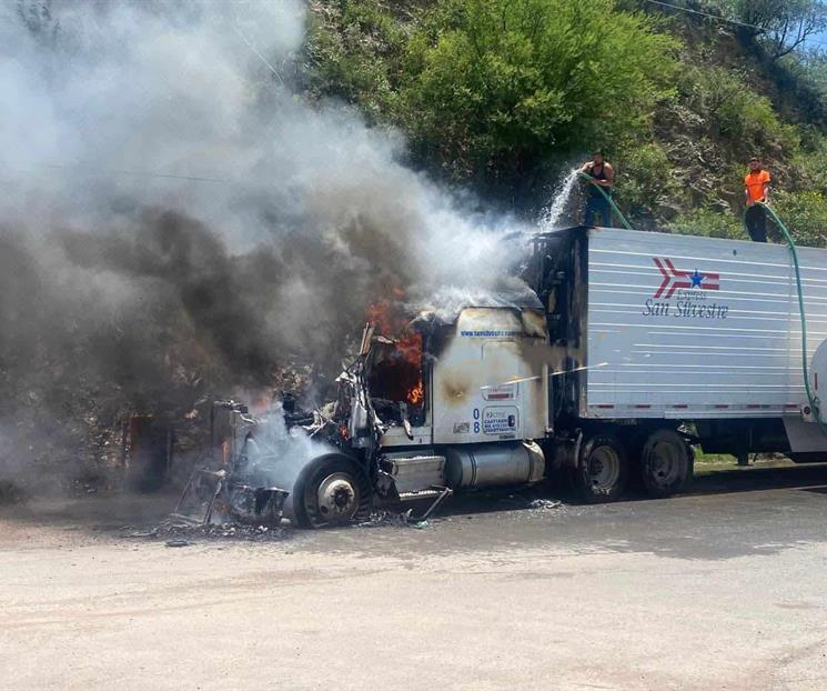 Acaba incendio con tr&aacute;iler