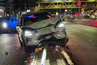 Derriba poste con su auto