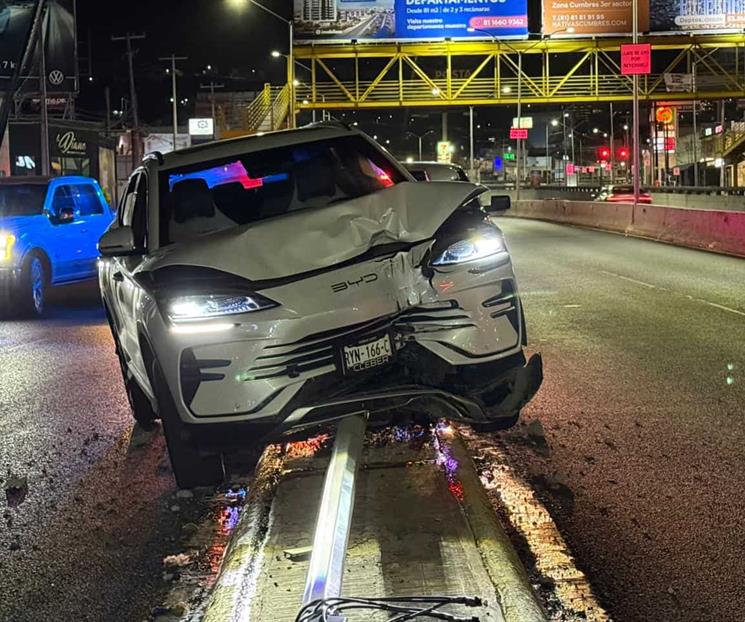 Derriba poste con su auto