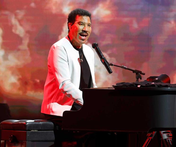 Preocupa Lionel Richie tras sufrir mareo en pleno concierto