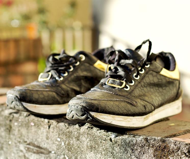 &iquest;C&oacute;mo eliminar la humedad de tus tenis mojados por la lluvia?