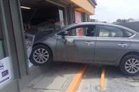 Se mete a tienda con todo y auto
