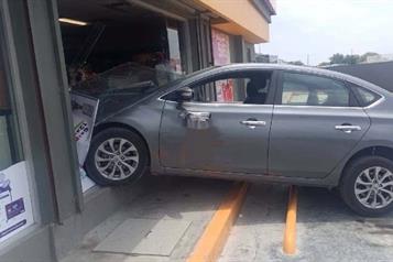 Se mete a tienda con todo y auto