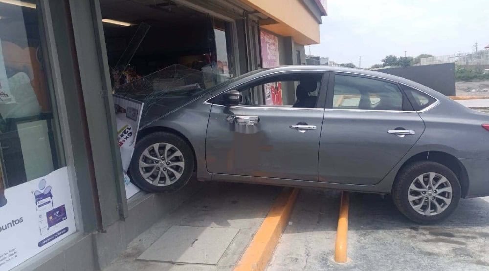 Se mete a tienda con todo y auto