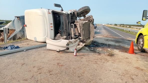 Vuelca tr&aacute;iler en Vallecillo