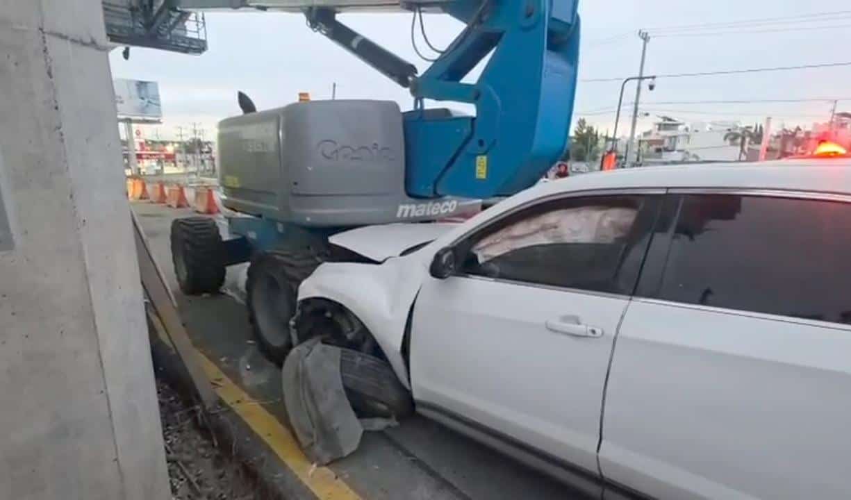 El conductor de una camioneta se estrell&oacute; contra una plataforma de elevaci&oacute;n de las obras del metro, ayer en la Avenida Miguel Alem&aacute;n, municipio de Guadalupe.