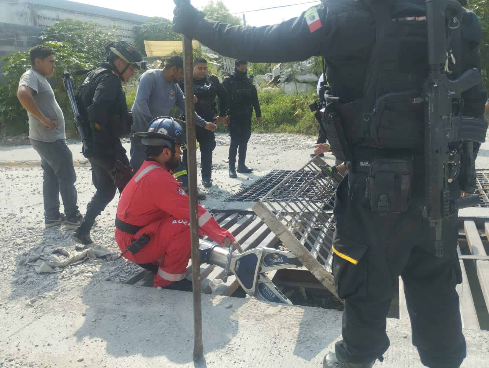 Tras permanecer atrapado dos d&iacute;as en una alcantarilla, un hombre fue rescatado por elementos de auxilio, ayer al poniente del municipio de Monterrey.