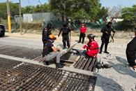 Rescatan a hombre de alcantarilla