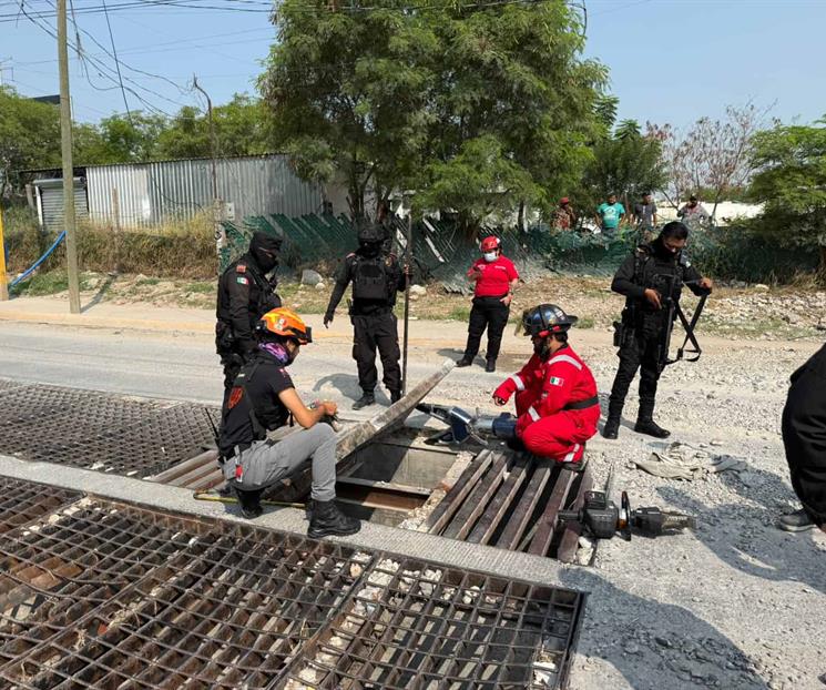 Rescatan a hombre de alcantarilla