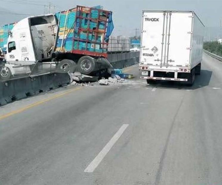 Ocasiona tr&aacute;iler caos en el Libramiento