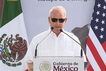 Embajador Johnson celebra planta de moscas inaugurada en Chiapas