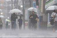 Una tormenta tropical y un cicl&oacute;n ponen en alerta a Jap&oacute;n