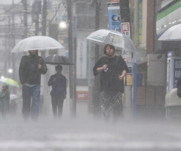 Una tormenta tropical y un cicl&oacute;n ponen en alerta a Jap&oacute;n