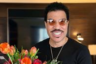 Alerta por salud de Lionel Richie, el cantante pospone 2 conciertos