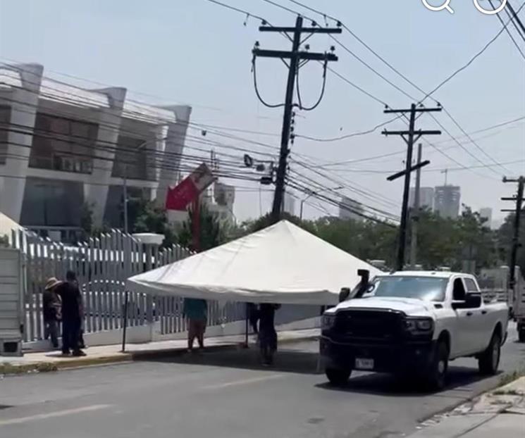 Levantan plant&oacute;n vecinos de Garc&iacute;a frente  a AyD