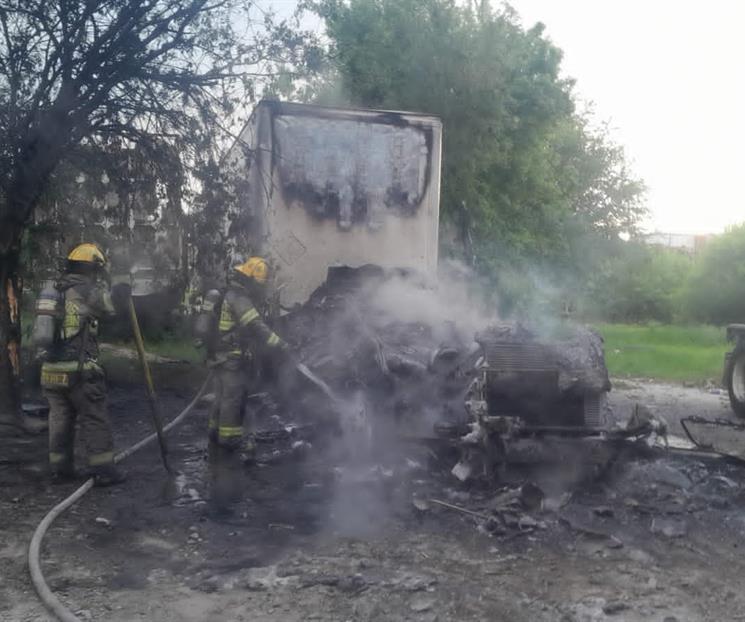 Se incendia cami&oacute;n de carga en Apodaca