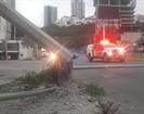 Automovilista choca y derriba poste de CFE y luminaria en Cumbres