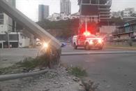 Automovilista choca y derriba poste de CFE y luminaria en Cumbres