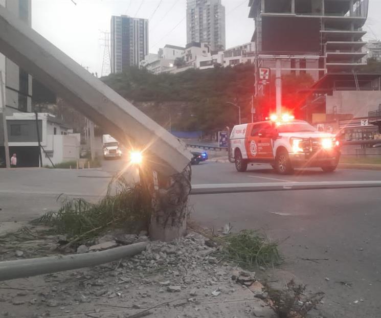 Automovilista choca y derriba poste de CFE y luminaria en Cumbres