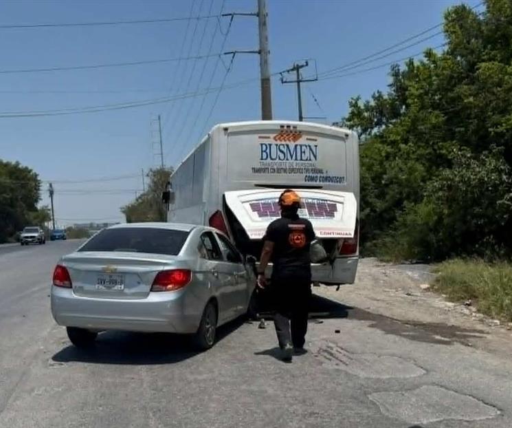 Conductor se estrella en transporte de personal