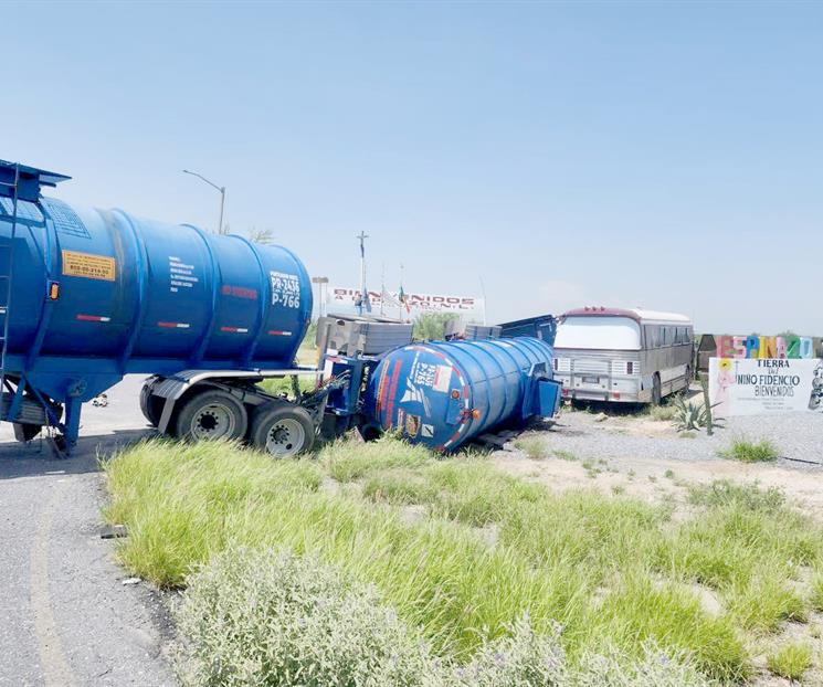 Vuelca pipa tras choque en la Monterrey-Monclova
