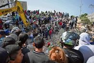 Rescatistas mexicanos esperan se&ntilde;ales entre los escombros