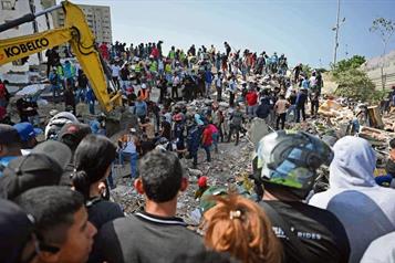 Rescatistas mexicanos esperan se&ntilde;ales entre los escombros