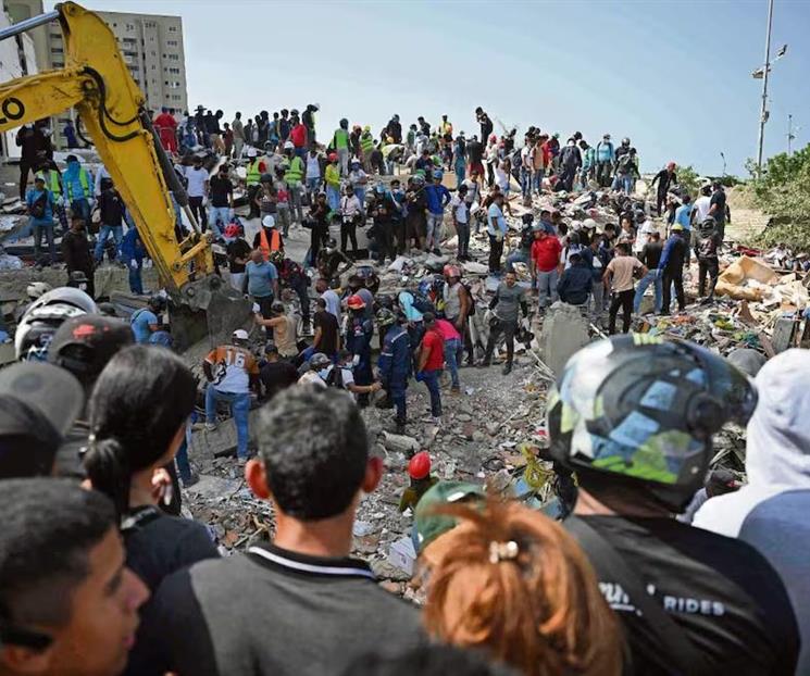 Rescatistas mexicanos esperan se&ntilde;ales entre los escombros