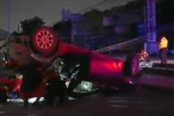 Auto vuelca tras jugar carreritas con moto al norte de Monterrey