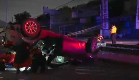 Vuelca auto tras jugar carreritas con moto al norte de Monterrey