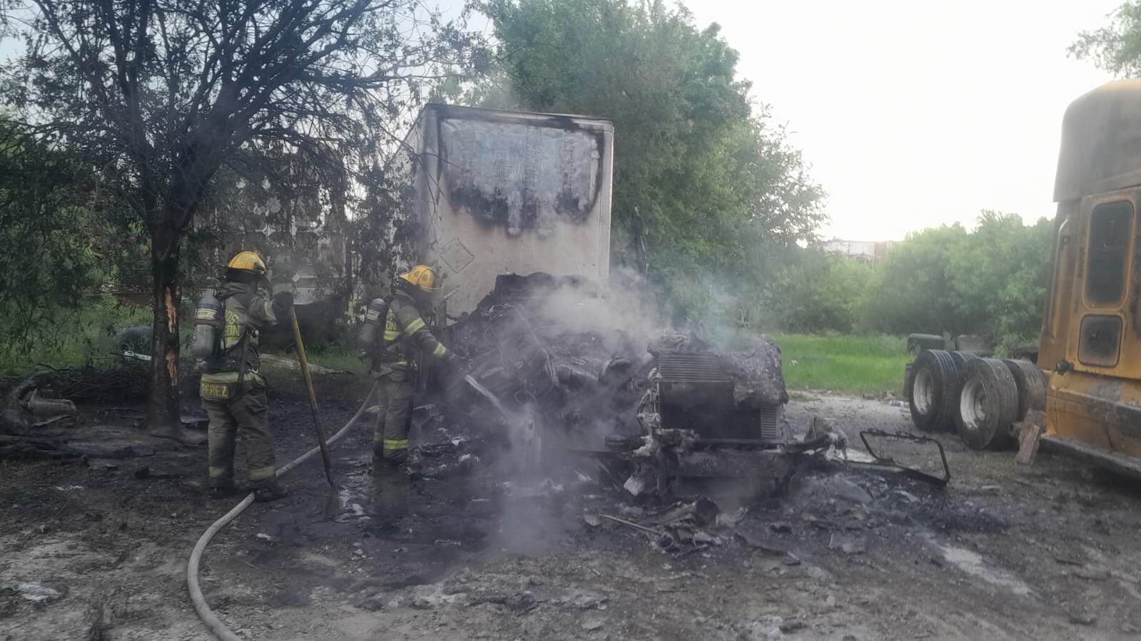 En lo que aparentemente fue un corto circuito, un cami&oacute;n de carga se incendi&oacute; ayer en la Colonia Hacienda El Campanario, municipio de Apodaca.