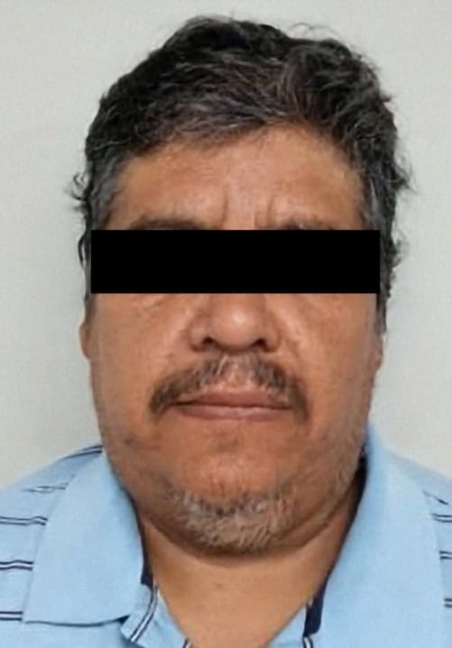 Dos mec&aacute;nicos, padre e hijo, que lesionaron a balazos un vecino por haberse quejando de que bloqueaban el acceso a su domicilio con autos en Ci&eacute;nega de Flores, fueron detenidos por elementos de la Agencia Estatal de Investigaciones.