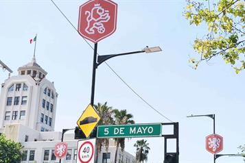 Tapizan la ciudad con banderas naranjas