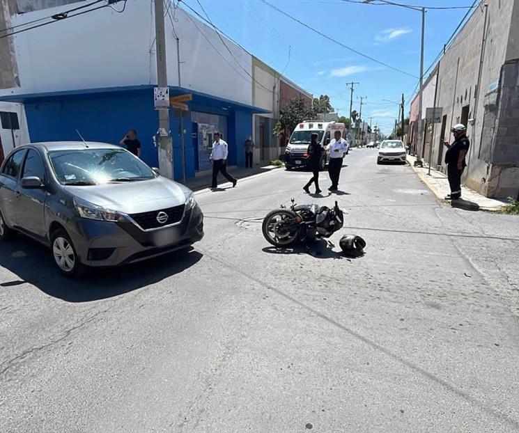 Choca en su moto y queda herido