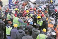 Enfrentan rescatistas carrera contrarreloj entre los escombros