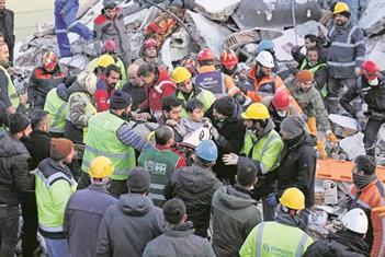 Enfrentan rescatistas carrera contrarreloj entre los escombros