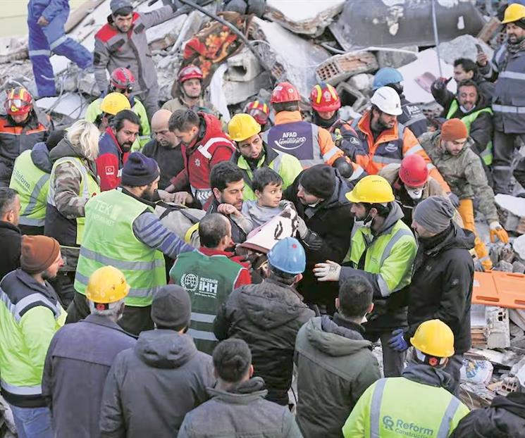 Enfrentan rescatistas carrera contrarreloj entre los escombros