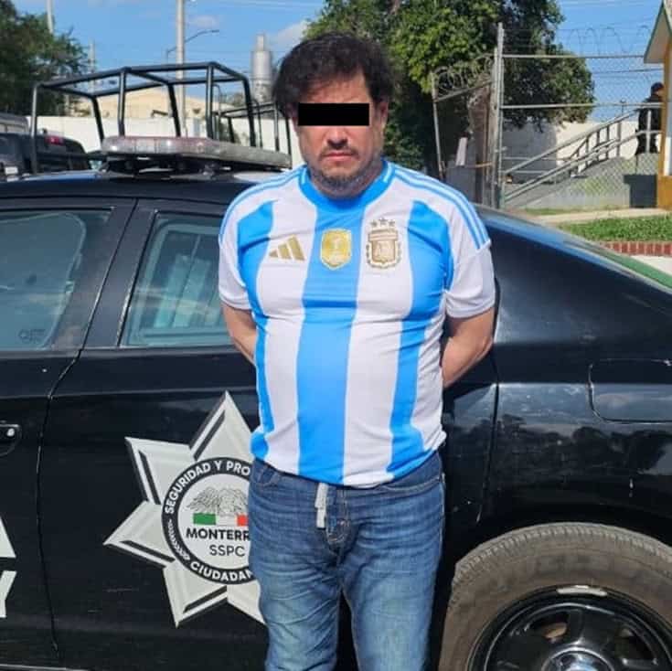 Un hombre que viajaba a bordo de un auto con placas colgadas, fue detenido por oficiales de la Polic&iacute;a de Monterrey, adem&aacute;s que se le investiga por un fraude en una gasolinera.